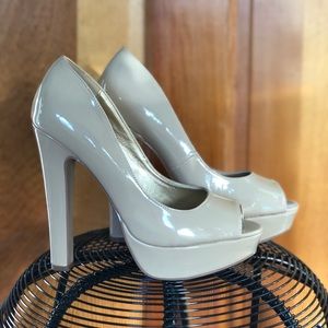 NUDE PATENT LEATHER HEELS